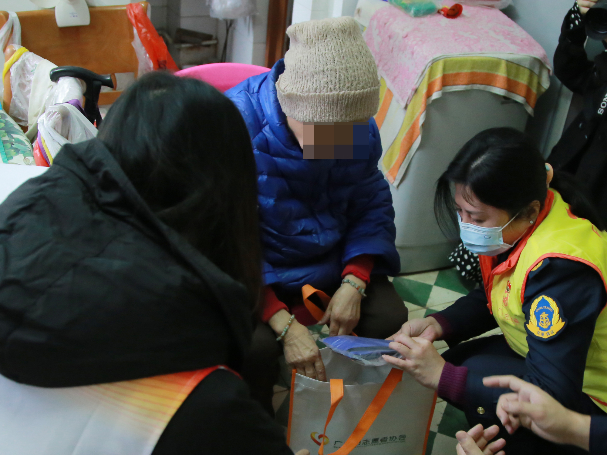 广州社区志愿者链接社会力量陪伴2500名困难群众过个“暖冬”